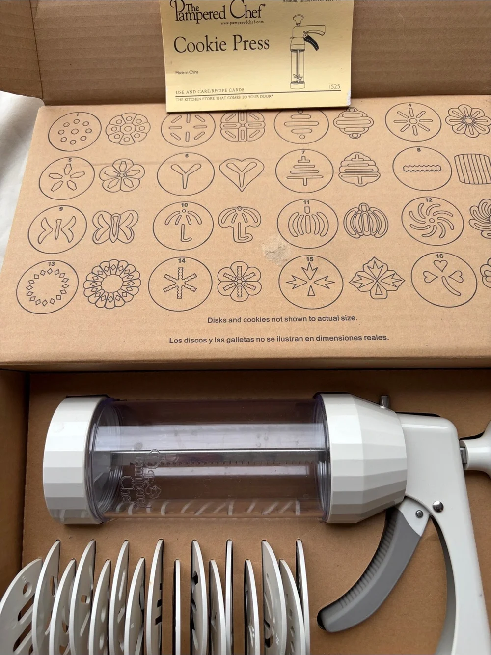 The Pampered Chef White and Clear Cookie Press with 16 Decorative Discs